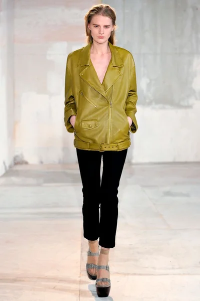 Look 16